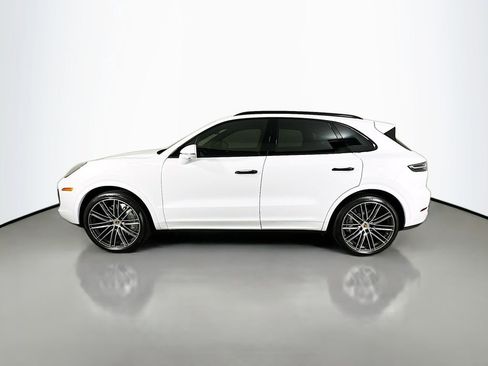 Used 2023 Porsche Cayenne Turbo image 2