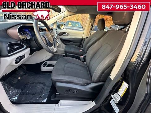 Used 2017 Chrysler Pacifica Touring image 14