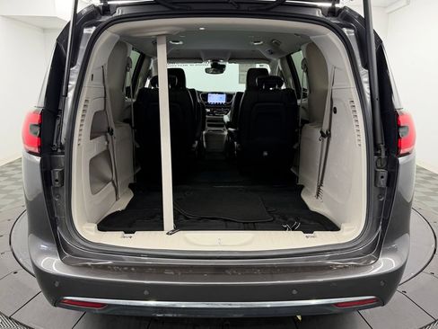 Used 2023 Chrysler Pacifica Touring-L FWD image 15