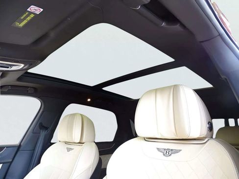 Used 2017 Bentley Bentayga image 24