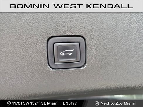 Used 2022 Chevrolet Traverse LT image 11