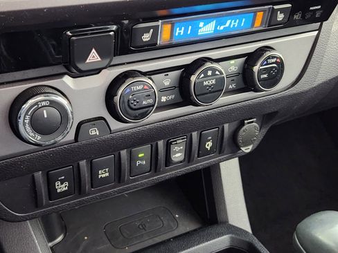 Used 2017 Toyota Tacoma TRD Off-Road image 24