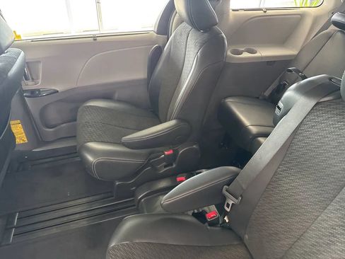 Used 2014 Toyota Sienna SE FWD image 23