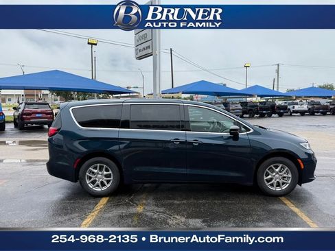 New 2025 Chrysler Pacifica Select image 4