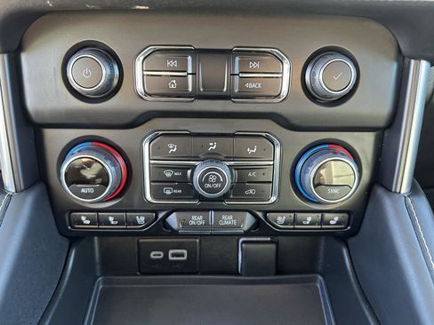 Used 2023 Chevrolet Suburban Premier image 33