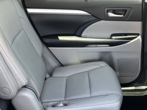Used 2017 Toyota Highlander XLE w/ Carpet Mat Package AWD/4WD image 11