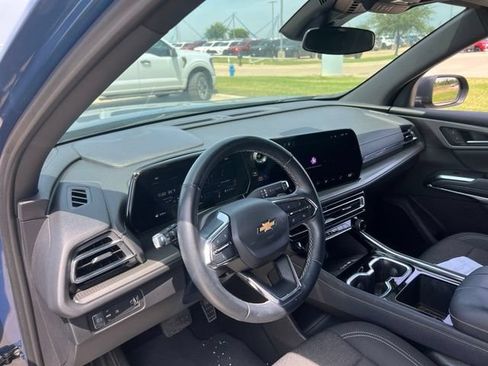 Used 2025 Chevrolet Traverse LT FWD image 8