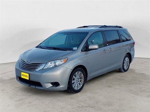 Used 2015 Toyota Sienna LE image 1