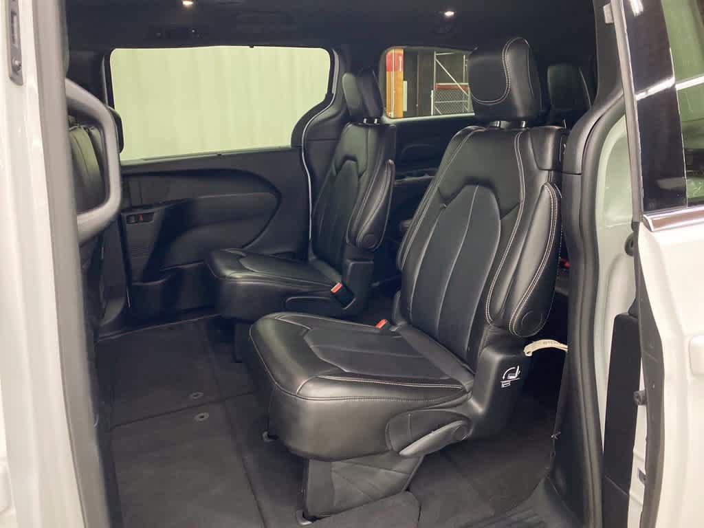 Used 2025 Chrysler Pacifica Select FWD image 15