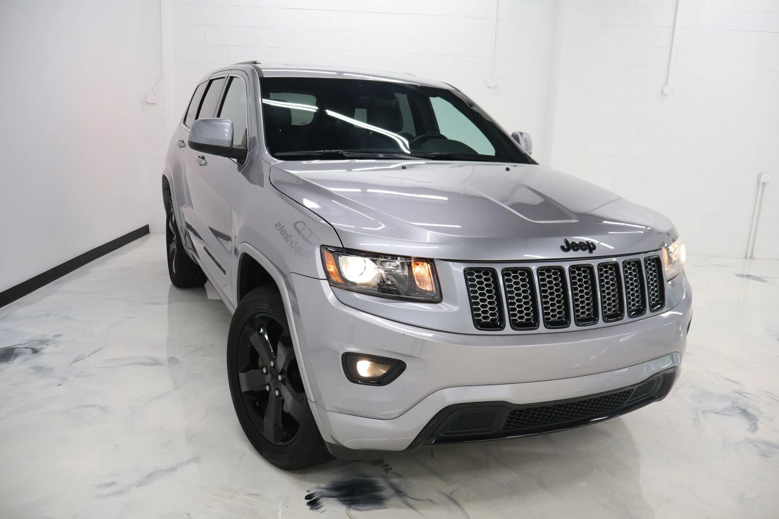 Used 2015 Jeep Grand Cherokee Altitude AWD/4WD image 2