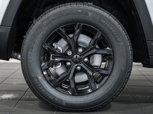 New 2025 Jeep Grand Cherokee L Altitude image 16