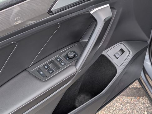 Used 2024 Volkswagen Tiguan SE w/ Panoramic Sunroof Package AWD/4WD image 19