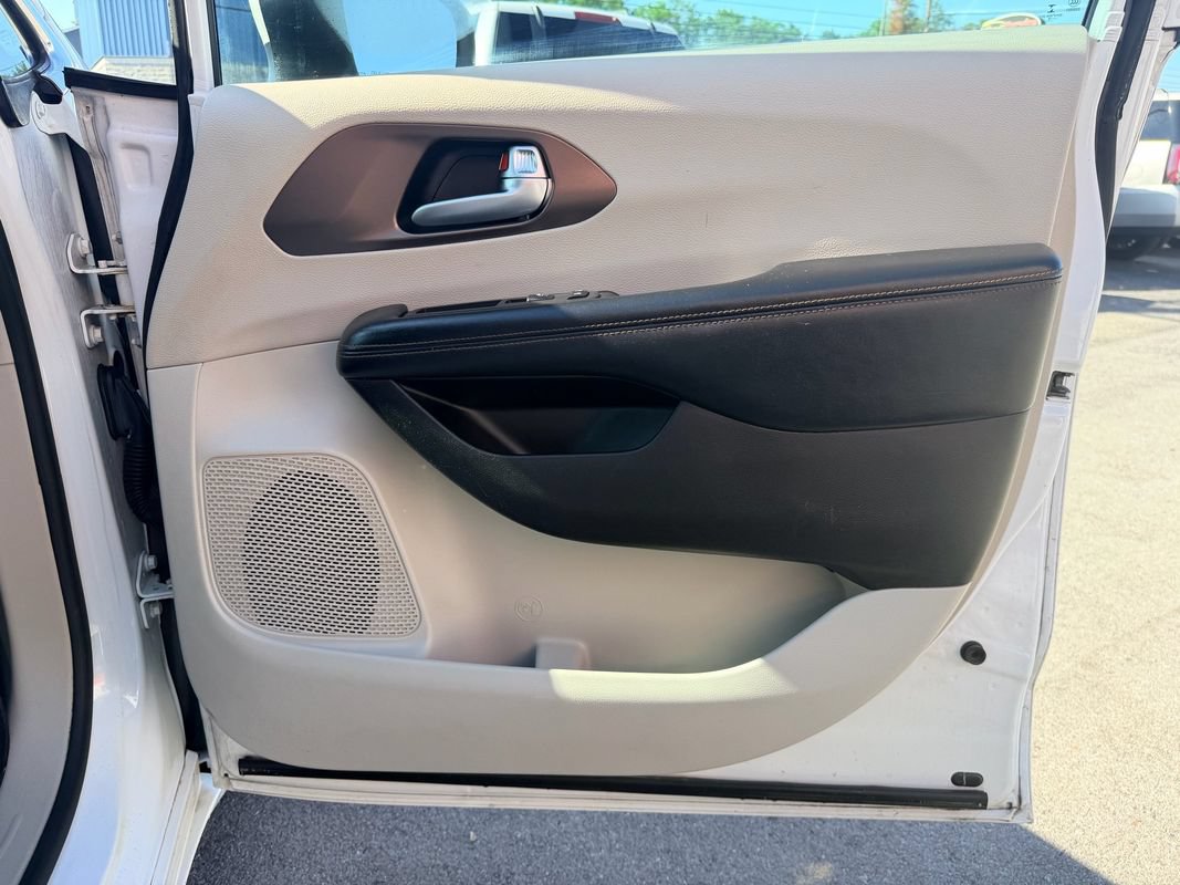 Used 2018 Chrysler Pacifica L FWD image 22