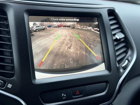 Used 2019 Jeep Cherokee Trailhawk w/ Cold Weather Group image 14