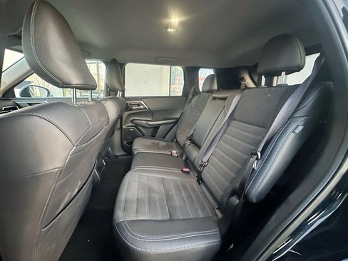 Used 2025 Mitsubishi Outlander SE image 31