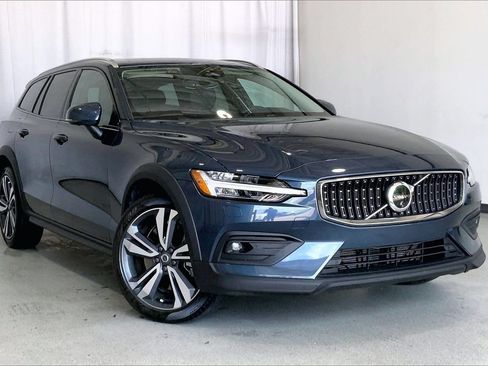 Used 2025 Volvo V60 B5 Cross Country Plus AWD/4WD image 1