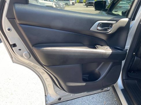 Used 2017 Nissan Pathfinder Platinum FWD image 22
