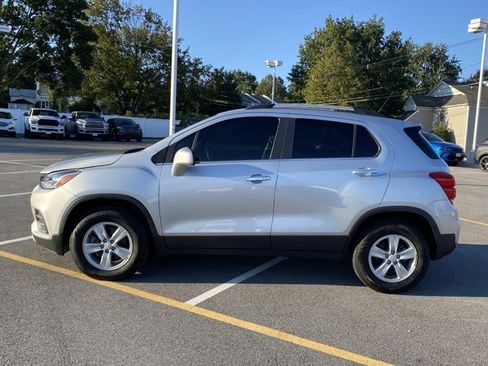 Used 2020 Chevrolet Trax LT w/ LT Convenience Package image 2