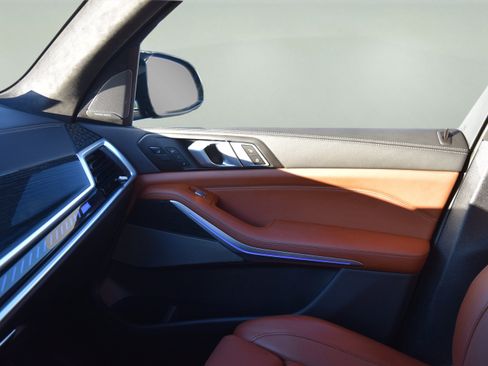 Used 2025 BMW X7 M60i w/ Executive Package image 18