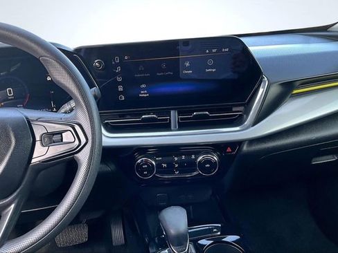 Used 2024 Chevrolet Trax LT image 9