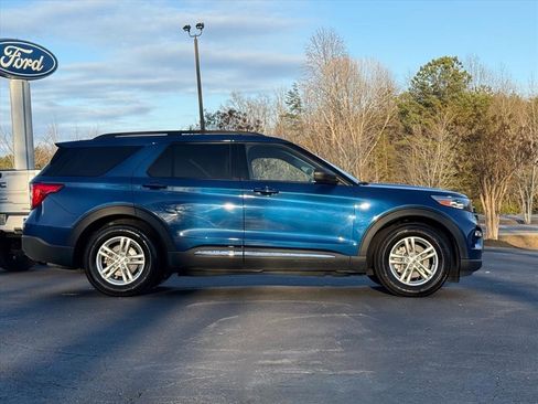 Used 2022 Ford Explorer XLT w/ Equipment Group 202A image 3