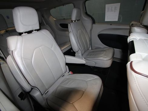 Used 2017 Chrysler Pacifica Limited w/ UConnect Theater Package image 24