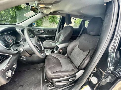 Used 2019 Jeep Cherokee Latitude w/ Popular Appearance Group FWD image 17
