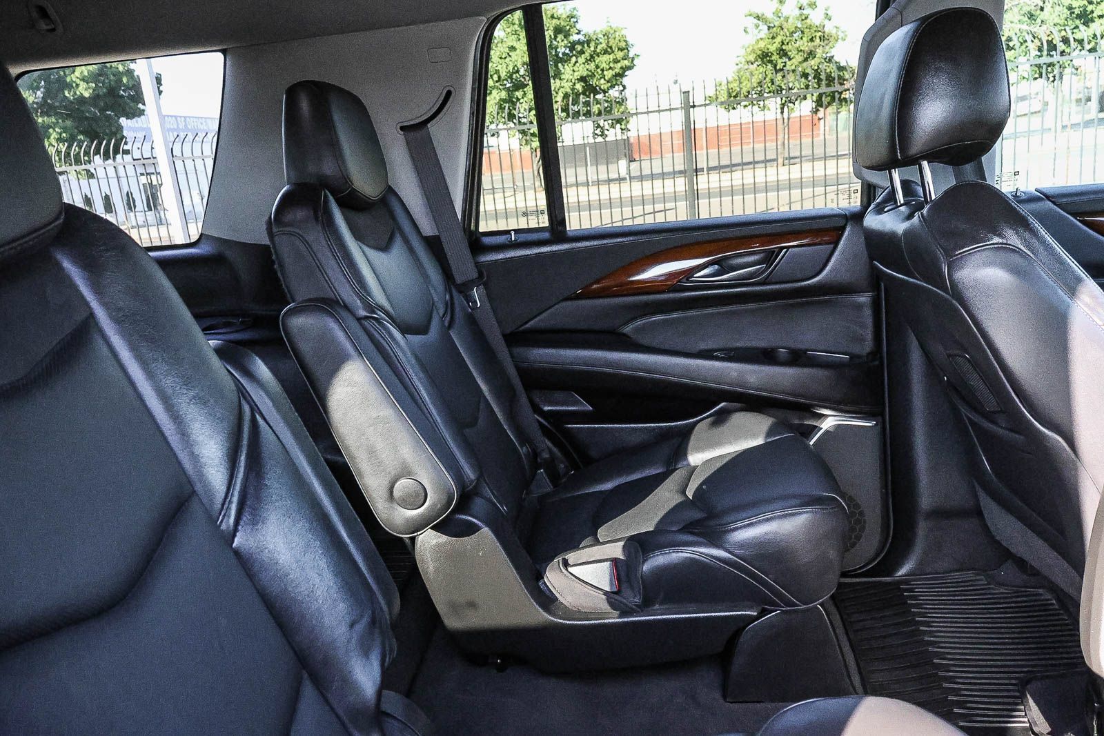 Used 2019 Cadillac Escalade Premium Luxury w/ Escalade Sport Edition AWD/4WD image 18
