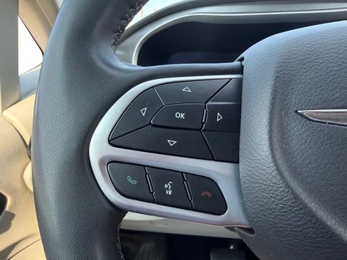 Used 2023 Chrysler Pacifica Touring-L FWD image 15