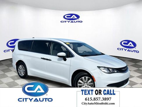Used 2021 Chrysler Voyager L image 1