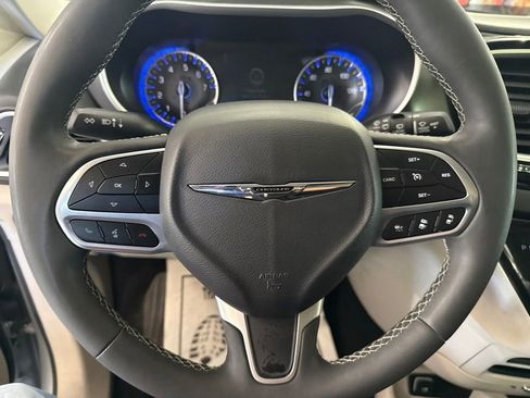 Used 2024 Chrysler Pacifica Touring-L FWD image 43