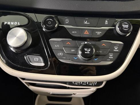 Used 2022 Chrysler Pacifica Touring-L FWD image 23