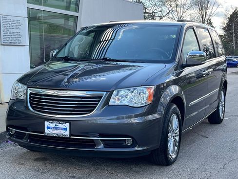 Used 2016 Chrysler Town & Country Touring-L image 10