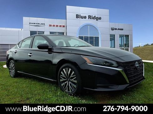 Used 2025 Nissan Altima 2.5 SV FWD image 1