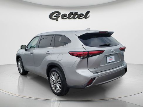 Used 2023 Toyota Highlander Platinum FWD image 6