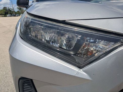 Used 2019 Toyota RAV4 LE FWD image 10