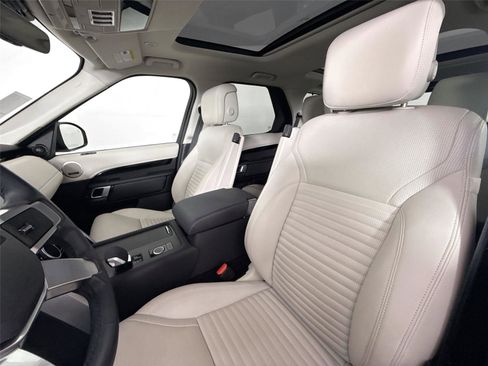 Used 2024 Land Rover Discovery S image 3