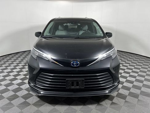 Used 2025 Toyota Sienna XLE FWD image 2