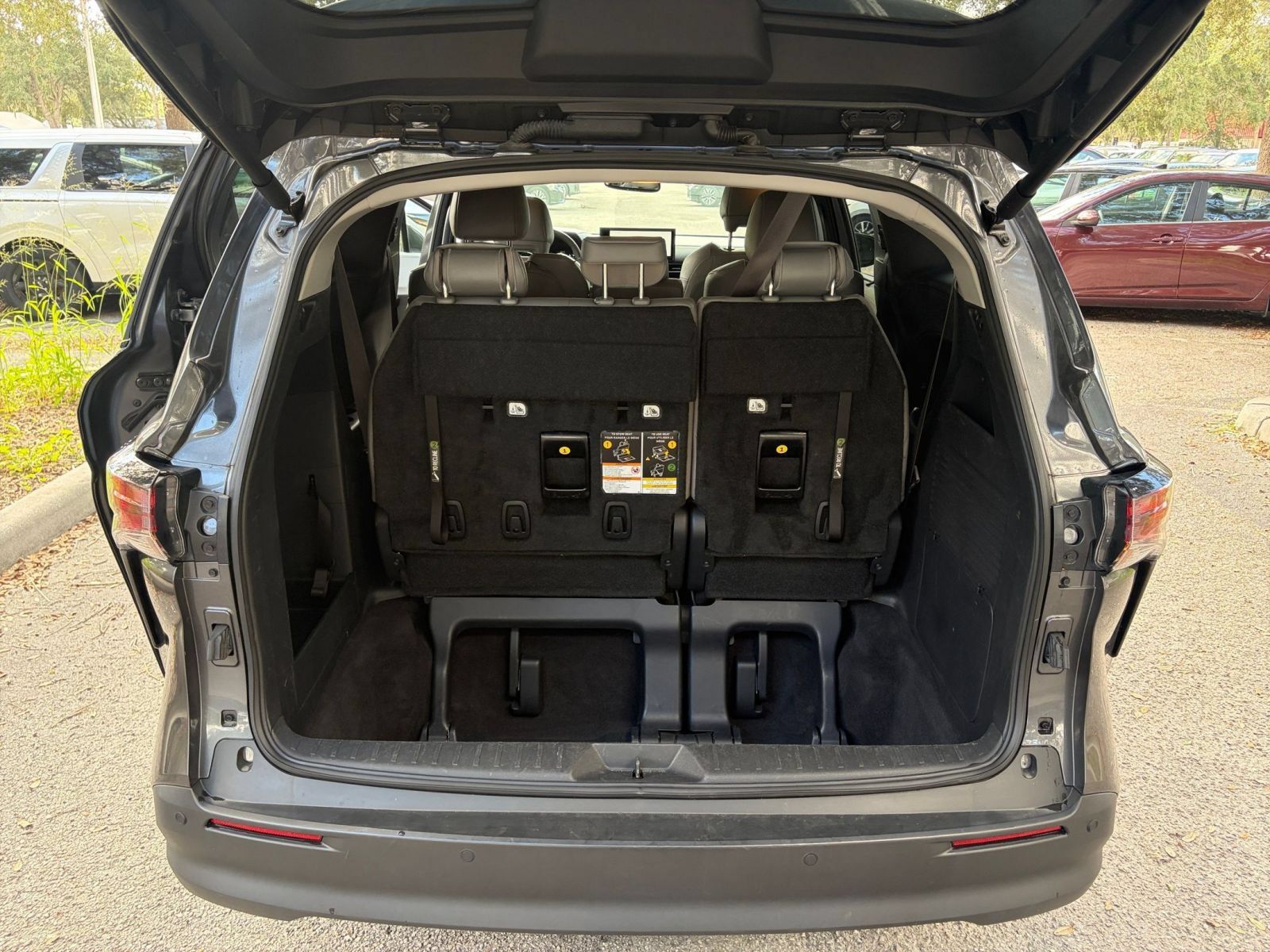 Used 2025 Toyota Sienna XLE FWD image 34