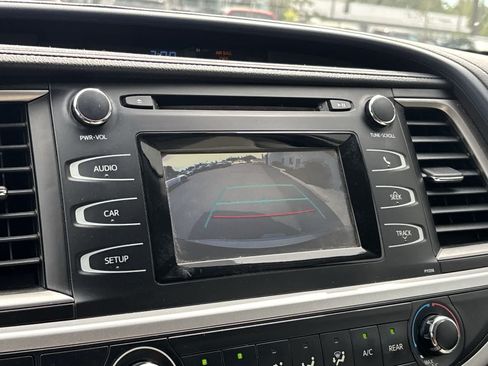Used 2017 Toyota Highlander LE AWD/4WD image 17