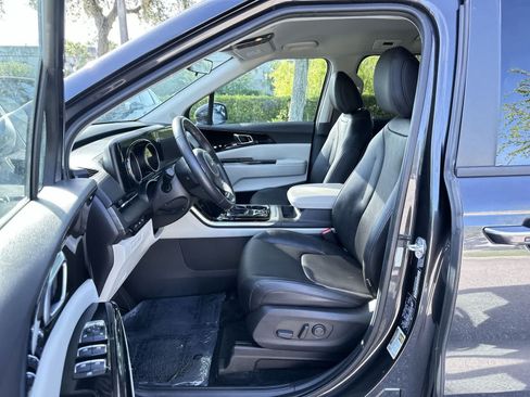 Used 2024 Kia Carnival EX FWD image 2