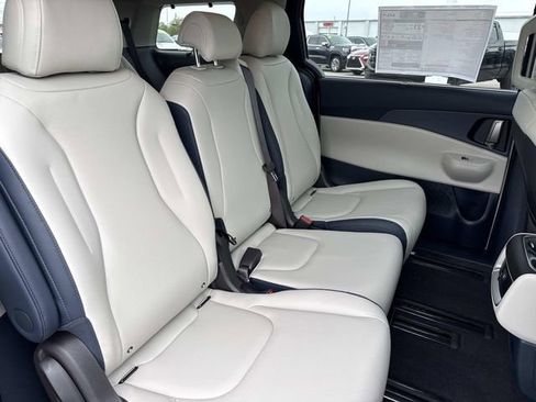 New 2026 Kia Carnival EX image 18