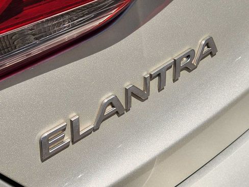 Used 2017 Hyundai Elantra SE FWD image 11