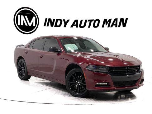 Used 2018 Dodge Charger SXT w/ Blacktop Package image 2