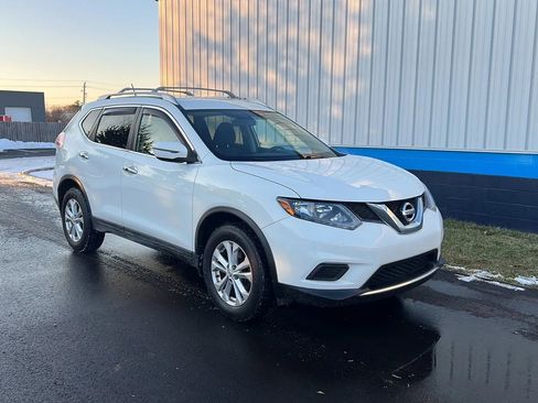 Used 2016 Nissan Rogue SV image 3