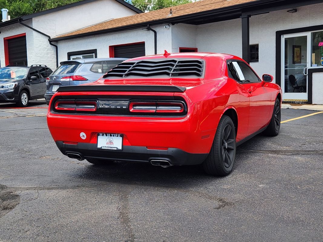 Used 2015 Dodge Challenger SXT w/ Driver Convenience Group RWD image 5