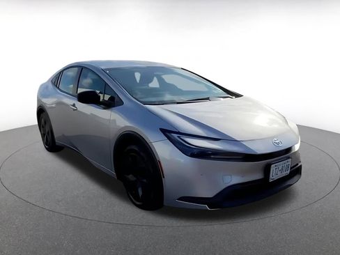 Used 2025 Toyota Prius LE image 3