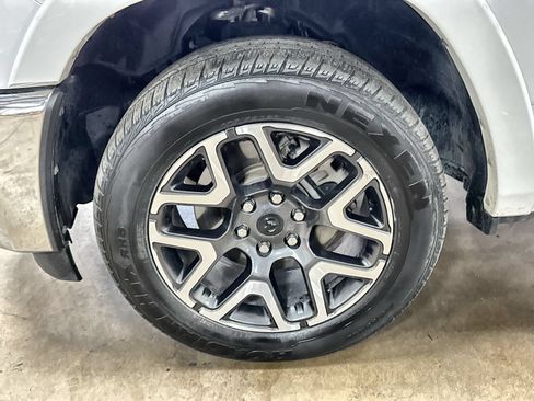 Used 2025 RAM 1500 Laramie AWD/4WD image 32