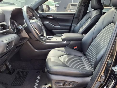 Used 2024 Toyota Highlander XSE image 6