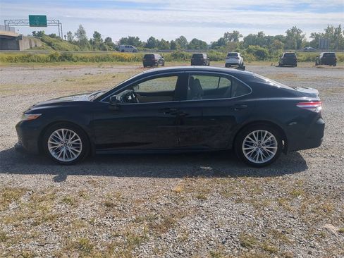 Used 2018 Toyota Camry XLE image 6